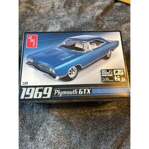 AMT 1969 Plymouth GTX 1:25 Scale Model Car Kit Skill Level 2 AMT686/12 NIB